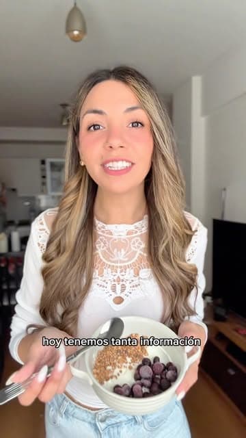 Aylu Abal compartiendo contenido sobre alimentación en su cocina