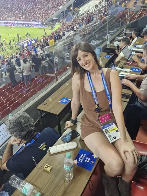 Fabi Natalio acreditada en la tribuna de prensa de un estadio