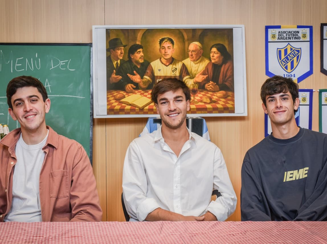Los tres integrantes de Fuera de Carta sentados juntos a la mesa